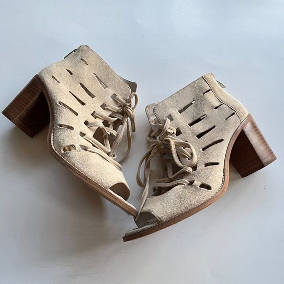 Vince Camuto Tressa‎ Natural Beige Perforated Sandal Chunky Heel Size 7M … - Picture 3 of 8